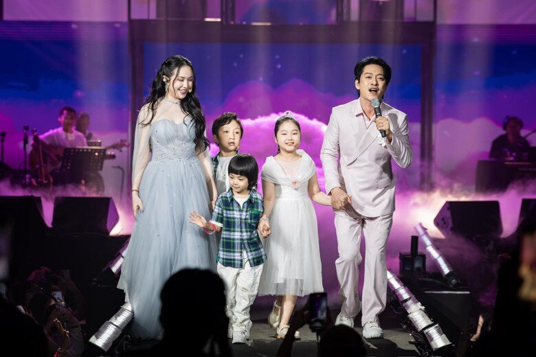 Nam ca sĩ hát cùng vợ và 3 con tại liveshow hồi tháng 5/2025.