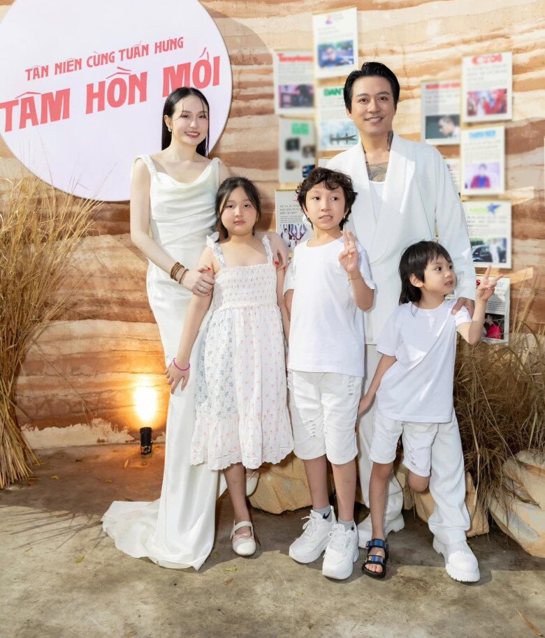 Cặp đôi viên mãn khi có 3 con đủ nếp, đủ tẻ.