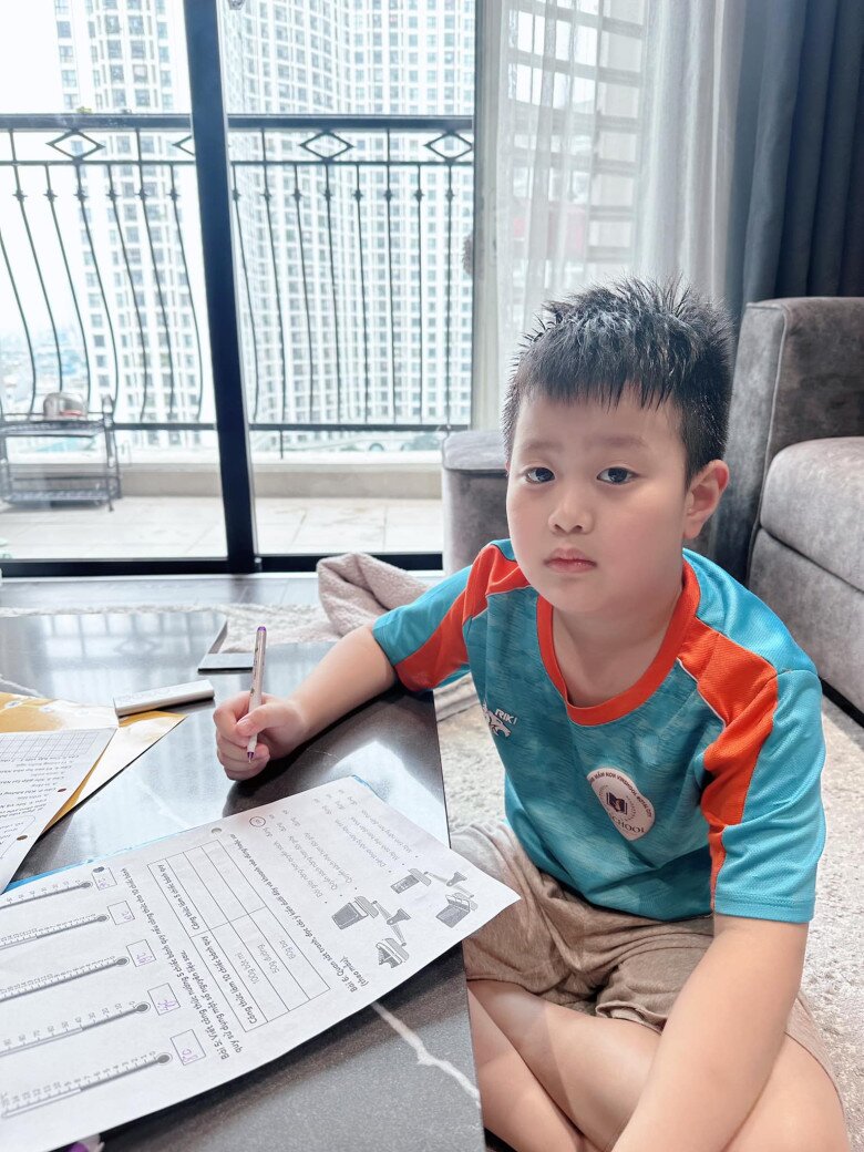 Quý tử nhà Việt Anh bị mẹ kể tội thường xuyên đánh bạn ở trường.
