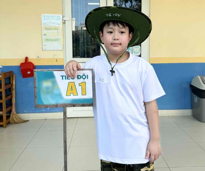 Con trai Việt Anh được mẹ đưa đi huấn luyện môi trường bộ đội.