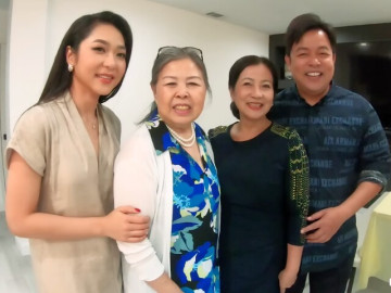 Quang Lê khoe được Hà Thanh Xuân đến thăm biệt thự riêng, khung cảnh đứng cạnh mẹ vợ tương lai như gia đình