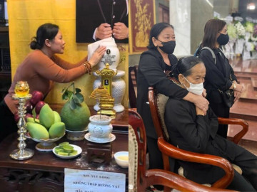 Vợ Quý Bình sắp xếp thuyền bè tại biển Cần Giờ để làm lễ thuỷ táng cho chồng, mẹ ruột đến cúng cho con trai