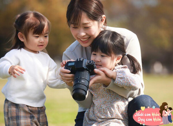 Trẻ đang phát triển đúng chuẩn là khả năng tập trung vào một hoạt động nào đó.