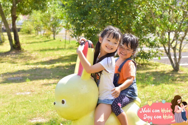 Trẻ phát triển tư duy thông qua việc khám phá.