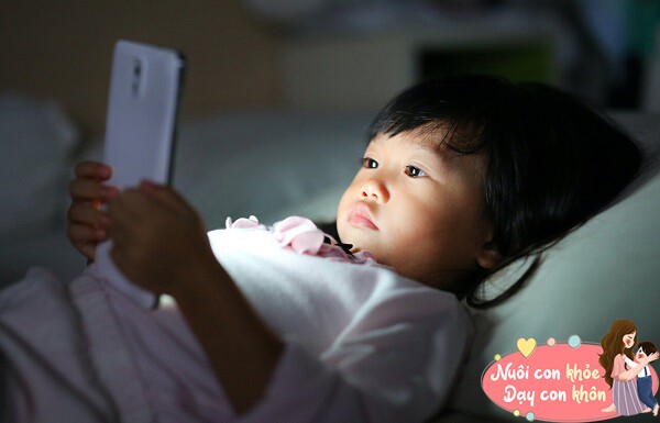 Để trẻ tiếp xúc nhiều với điện thoại di động và TV.