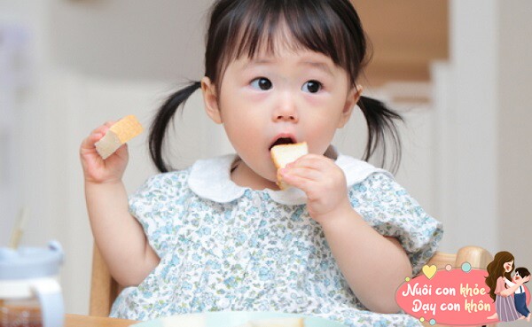 Khi trẻ ăn vặt, nạp lượng lớn calo, làm giảm cảm giác thèm ăn khi đến bữa chính.