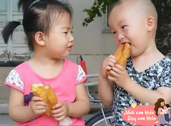 Một số thực phẩm chứa nhiều đường và axit béo chuyển hóa không tốt cho sức khỏe của trẻ.