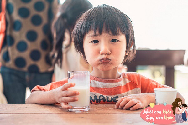 Uống một ly sữa mát nhẹ.