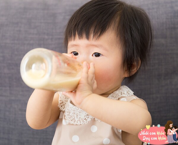Mẹ cũng nên chú ý thay đổi loại sữa chứa đạm phù hợp.