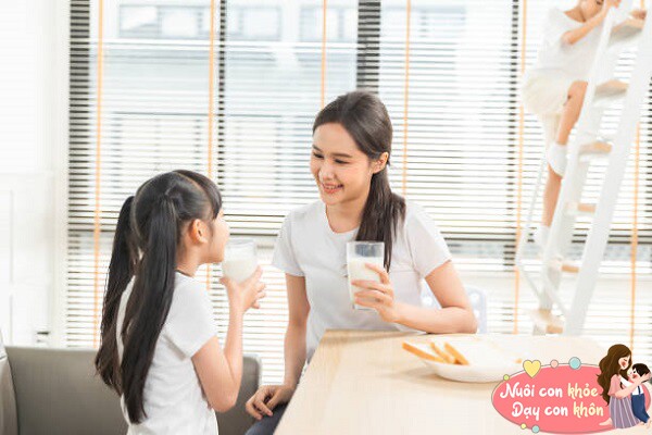 Sữa là nguồn cung cấp canxi, protein, vitamin và khoáng chất thiết yếu cho sự phát triển của trẻ.