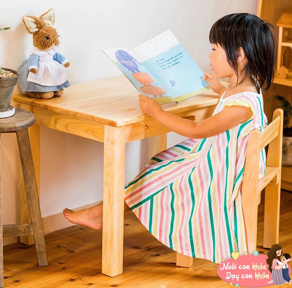 Bố mẹ nên chọn đồ dùng học tập cho trẻ với màu sắc dễ chịu.