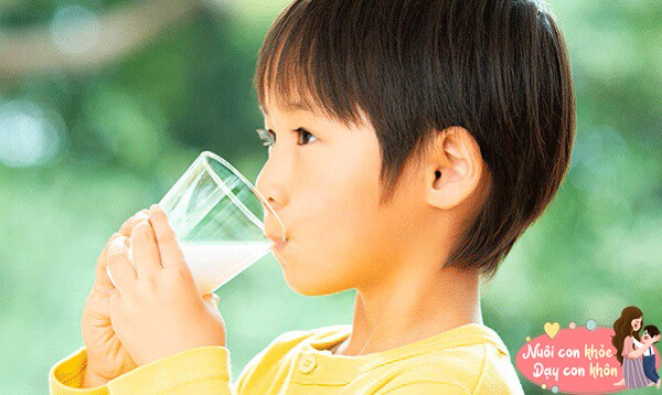 Bổ sung lactoferrin trong sữa cho trẻ nhằm giúp tăng cường hệ miễn dịch.