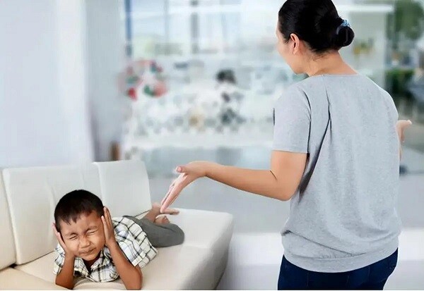 Trẻ thích cãi lại mẹ đừng vội quát mắng, dùng 4 câu amp;#34;thần thánhamp;#34; này hiệu quả hơn nhiều - 4
