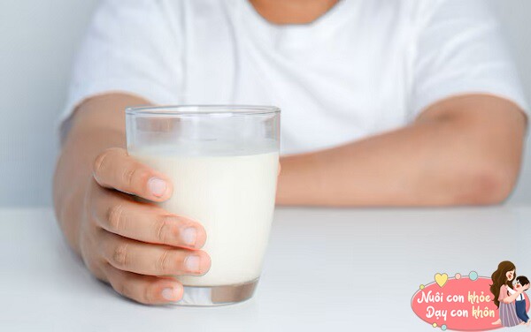 Lactoferrin là một glycoprotein trong sữa mẹ và sữa bò.