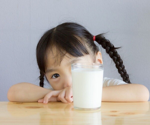 Mẹ đổi suy nghĩ ép con, dùng những cách này trẻ biếng ăn mấy cũng uống sữa thun thút - 1