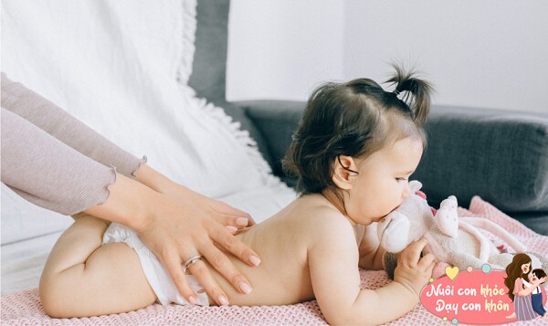 Việc vuốt ve cột sống kích thích dây thần kinh, giúp tăng cường lưu thông máu.