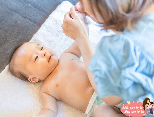 Bàn tay của trẻ là một trong những bộ phận nhạy cảm nhất khi chạm vào, đặc biệt là đầu ngón tay.