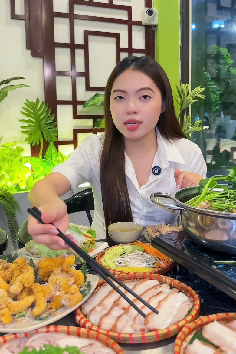 Bánh Tráng Đức Huy thu hút đông đảo giới trẻ đến trải nghiệm