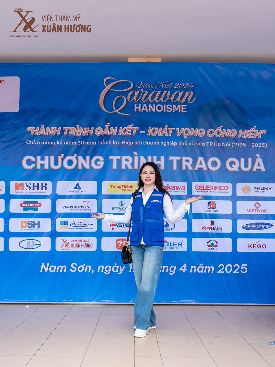 Chủ tịch Đặng Thị Xuân Hương chụp kỷ niệm trong chuyến thiện nguyện do HanoiSME tổ chức