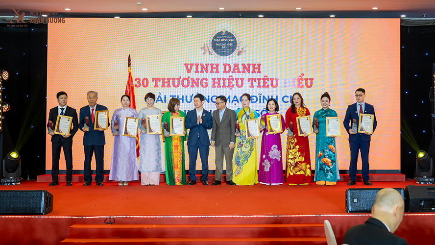 Đại diện Viện Thẩm Mỹ Xuân Hương cùng đại diện các doanh nghiệp trong Hiệp hội chụp ảnh kỷ niệm trao giải