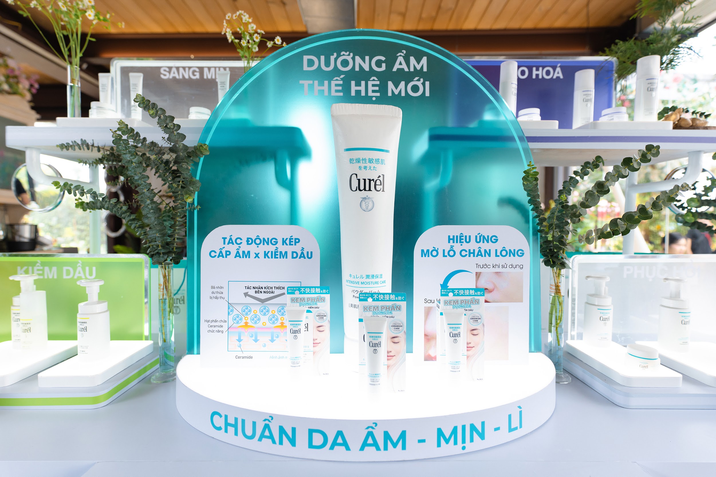 Dưỡng Ẩm Dạng Kem Phấn Kiềm Dầu Curél được trưng bày tại sự kiện - Sản phẩm được chứng thực bởi các chuyên gia da liễu Nhật Bản