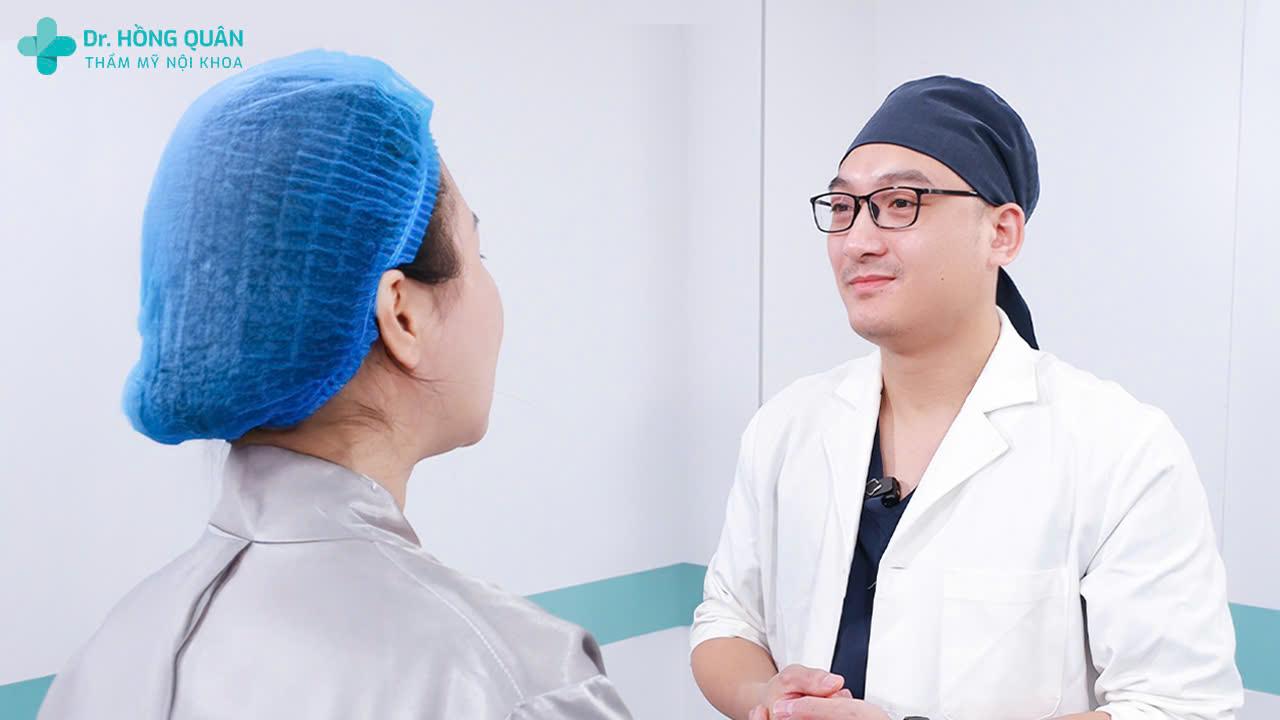 Bác sĩ Quân tư vấn và thăm khám kỹ lưỡng tình trạng da lão hóa cho từng khách hàng