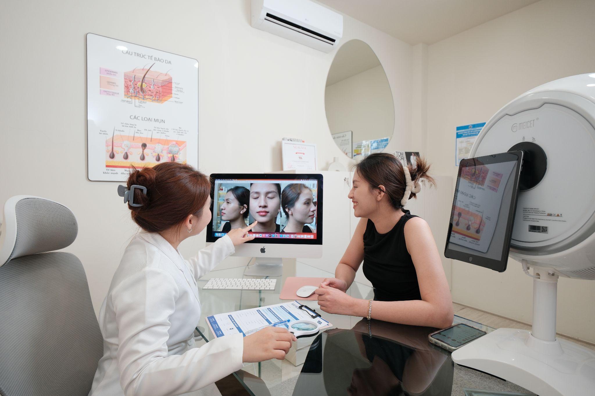 Image of dermatologist accompanying the customer