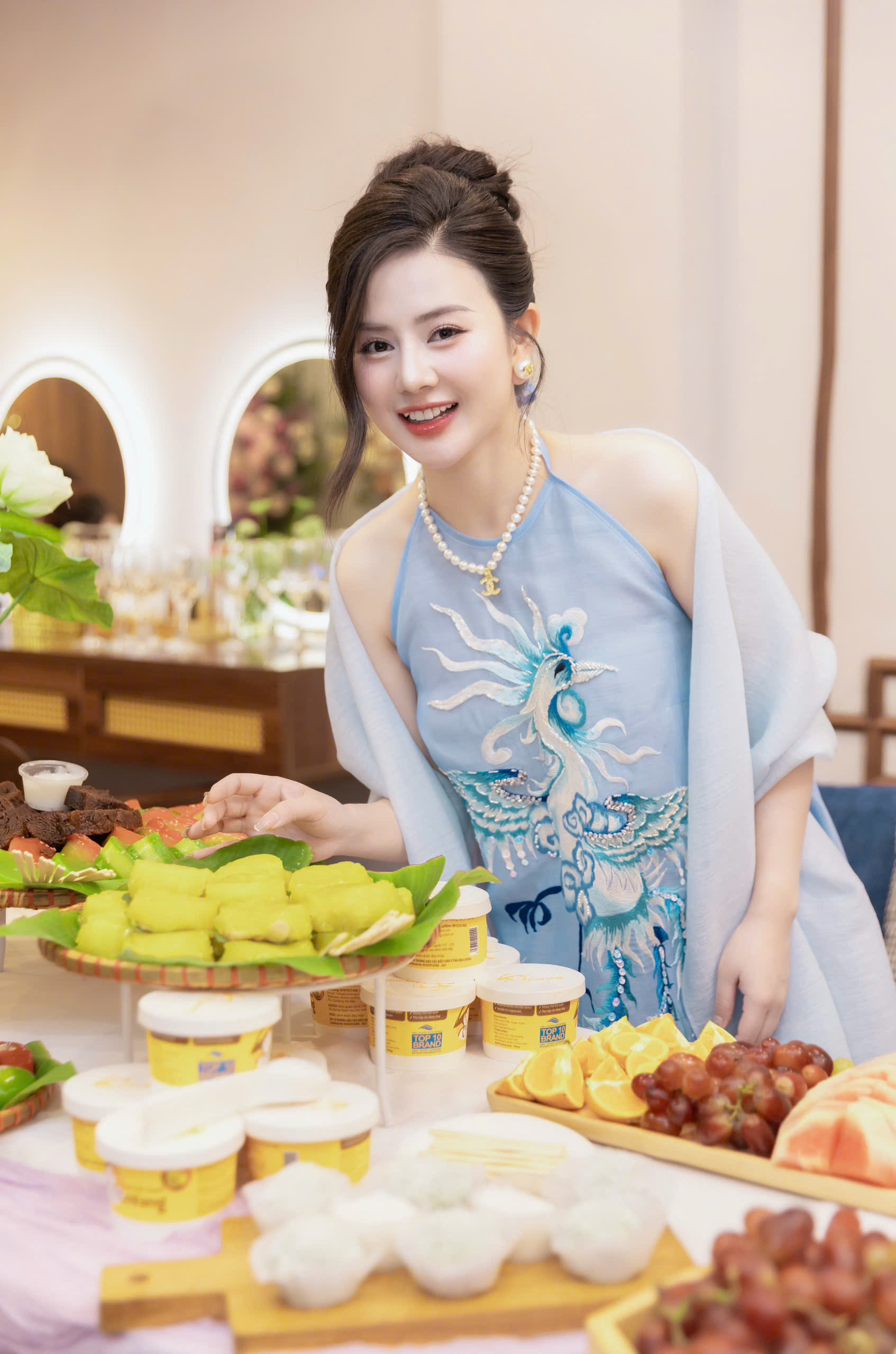 Doanh nhân Diệu Minh Châu – Người sáng lập Tấm Spa. Chị chăm chút tỉ mỉ cho “con cưng” của mình.