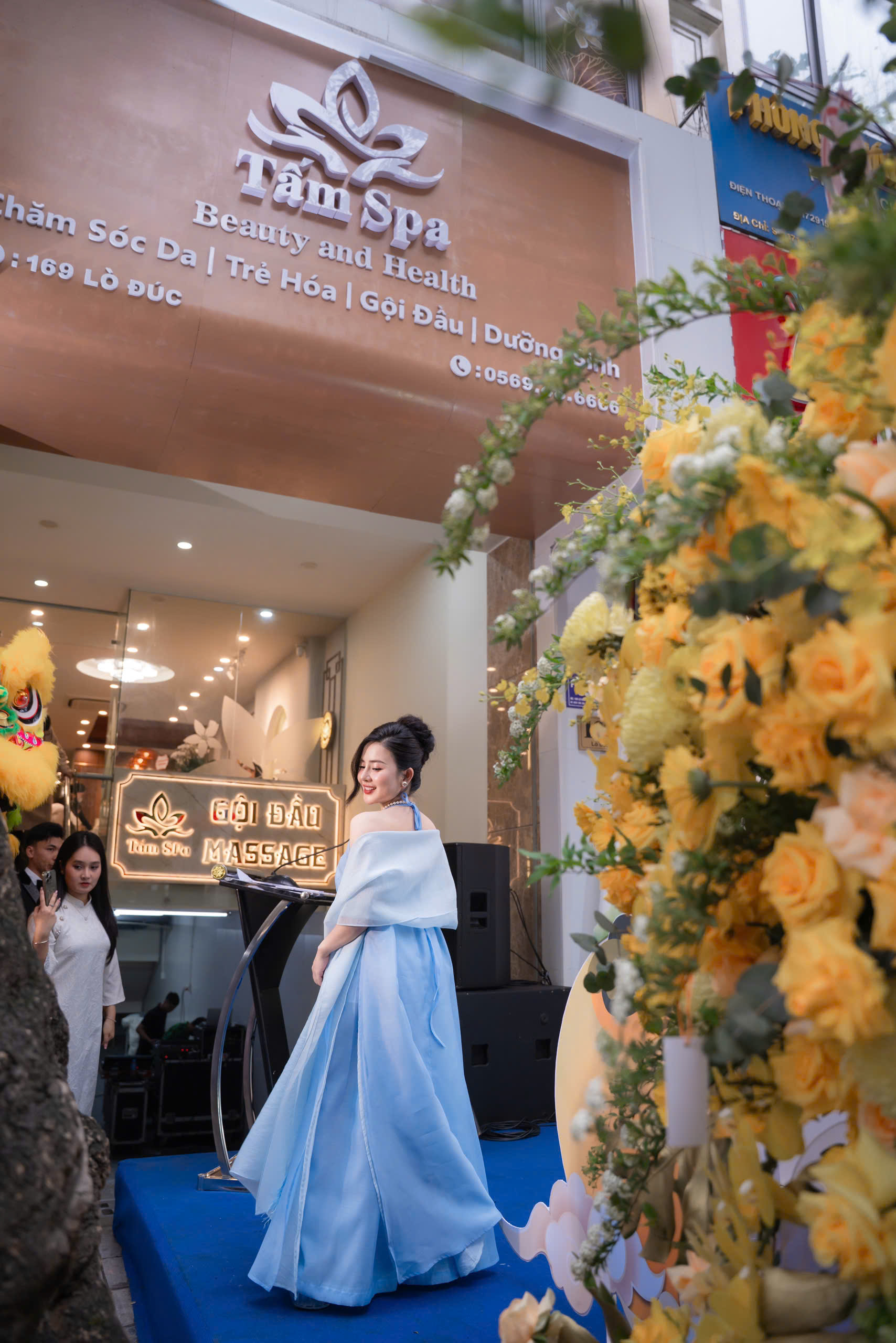 Tấm Spa rực rỡ ngày khai trương với sự tham gia của nhiều khách mời.