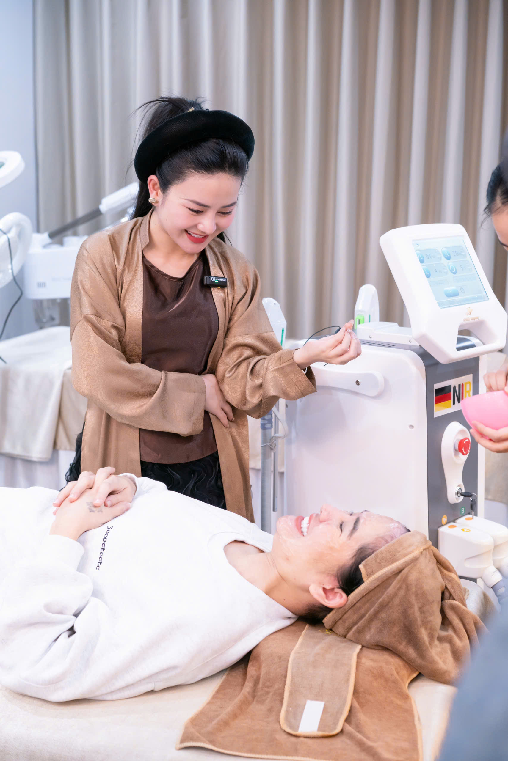 Đội ngũ kỹ thuật viên được đào tạo bài bản, giỏi chuyên môn, luôn thấm nhuần tinh thần “chữa lành bằng sự tử tế và tôn trọng khách hàng”.