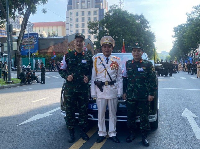 Tổng duyệt diễu binh, diễu hành 50 năm ngày thống nhất non sông: Tiêm kích Su-30MK2 thả bẫy nhiệt khi tiến vào TPHCM - 28