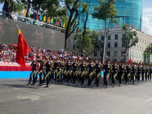 Tổng duyệt diễu binh, diễu hành 50 năm ngày thống nhất non sông: Tiêm kích Su-30MK2 thả bẫy nhiệt khi tiến vào TPHCM - 15