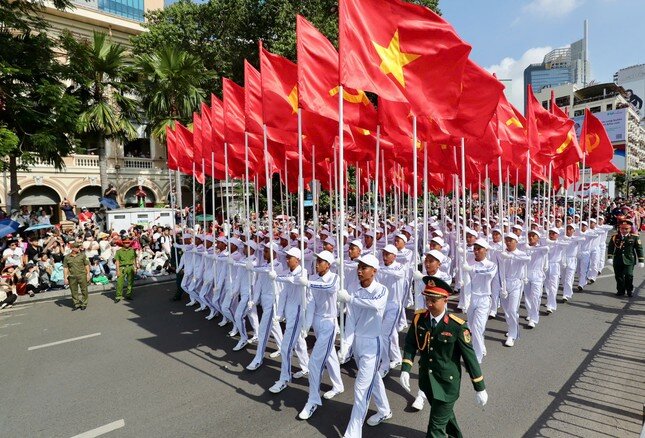 Tổng duyệt diễu binh, diễu hành 50 năm ngày thống nhất non sông: Tiêm kích Su-30MK2 thả bẫy nhiệt khi tiến vào TPHCM - 1
