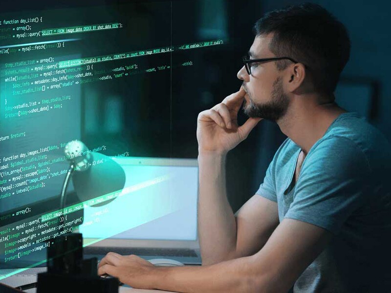 Lập trình viên: AI đang dần thay đổi công việc của lập trình viên. Thay vì cần nhiều người hơn, các công ty giờ đây dùng AI để giúp lập trình viên làm việc nhanh và hiệu quả hơn. Điều này khiến người mới ra trường lo lắng rằng AI sẽ thay thế công việc của họ. 
