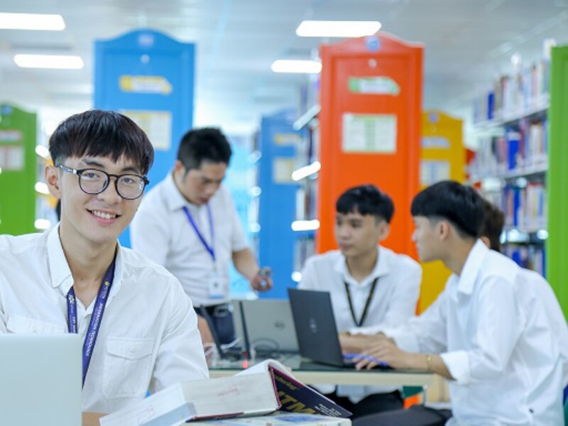 Ngành Công nghệ thông tin: Lập trình viên, phân tích kiểm thử phần mềm và chuyên gia bảo mật là những vị trí có mức thu nhập khủng tại Việt Nam cũng như trên thế giới. Ngoại ngữ, chứng chỉ chuyên môn quốc tế là những yếu tố ảnh hưởng đến mức lương của ngành này.