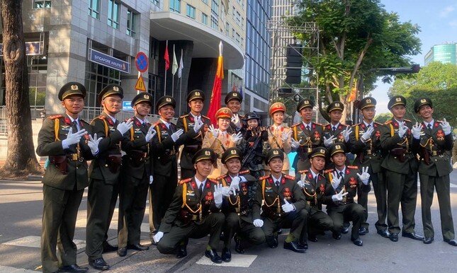 Tổng duyệt diễu binh, diễu hành 50 năm ngày thống nhất non sông: Tiêm kích Su-30MK2 thả bẫy nhiệt khi tiến vào TPHCM - 27