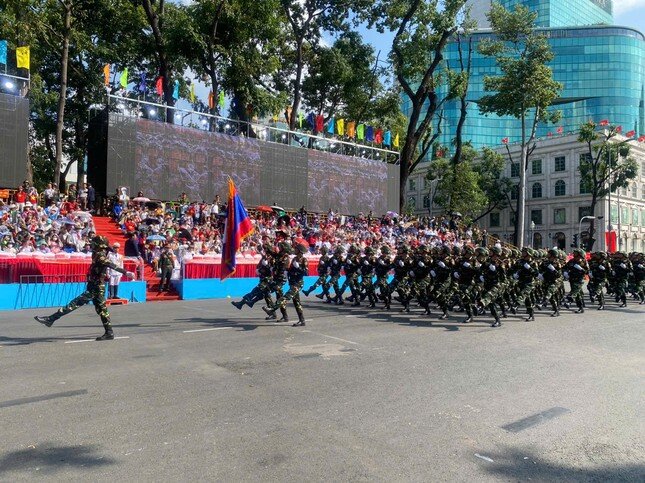Tổng duyệt diễu binh, diễu hành 50 năm ngày thống nhất non sông: Tiêm kích Su-30MK2 thả bẫy nhiệt khi tiến vào TPHCM - 16