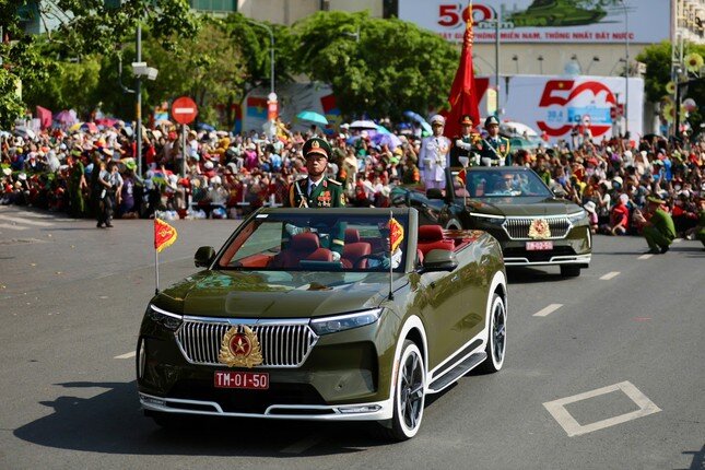 Tổng duyệt diễu binh, diễu hành 50 năm ngày thống nhất non sông: Tiêm kích Su-30MK2 thả bẫy nhiệt khi tiến vào TPHCM - 2