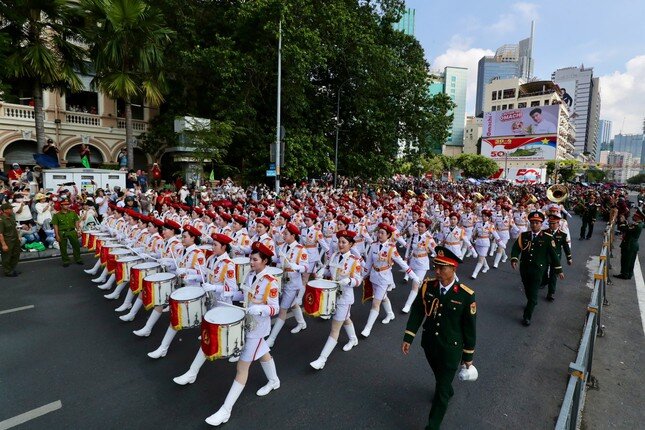 Tổng duyệt diễu binh, diễu hành 50 năm ngày thống nhất non sông: Tiêm kích Su-30MK2 thả bẫy nhiệt khi tiến vào TPHCM - 3