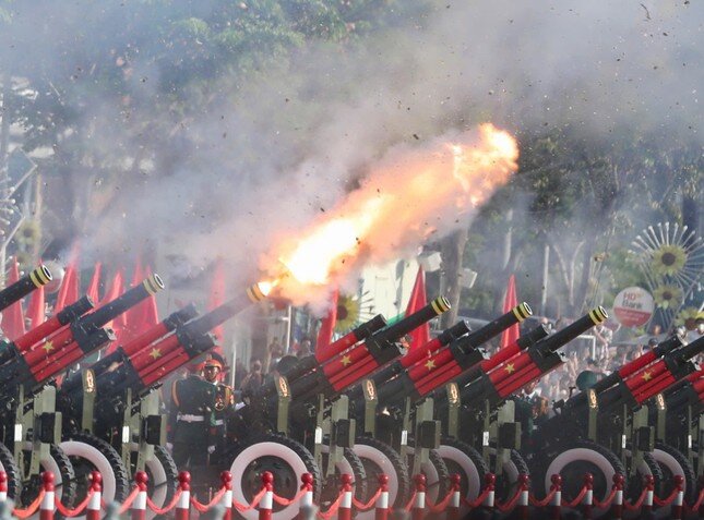 Tổng duyệt diễu binh, diễu hành 50 năm ngày thống nhất non sông: Tiêm kích Su-30MK2 thả bẫy nhiệt khi tiến vào TPHCM - 26