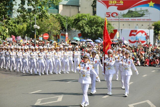 Tổng duyệt diễu binh, diễu hành 50 năm ngày thống nhất non sông: Tiêm kích Su-30MK2 thả bẫy nhiệt khi tiến vào TPHCM - 4