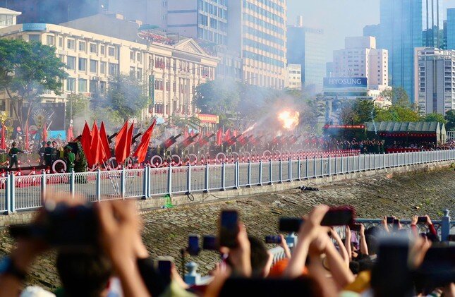 Tổng duyệt diễu binh, diễu hành 50 năm ngày thống nhất non sông: Tiêm kích Su-30MK2 thả bẫy nhiệt khi tiến vào TPHCM - 25