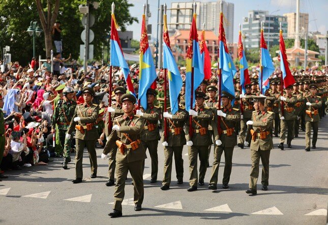 Tổng duyệt diễu binh, diễu hành 50 năm ngày thống nhất non sông: Tiêm kích Su-30MK2 thả bẫy nhiệt khi tiến vào TPHCM - 5