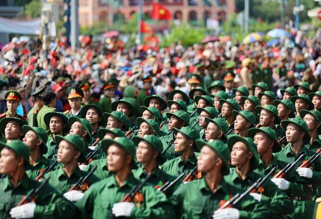 Tổng duyệt diễu binh, diễu hành 50 năm ngày thống nhất non sông: Tiêm kích Su-30MK2 thả bẫy nhiệt khi tiến vào TPHCM - 6