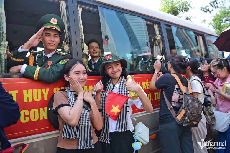 Đoàn diễu binh Quân đội, Công an amp;#34;đi trong vòng tay nhân dânamp;#34; - 7