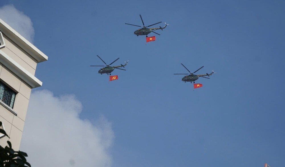 Tổng duyệt diễu binh, diễu hành 50 năm ngày thống nhất non sông: Tiêm kích Su-30MK2 thả bẫy nhiệt khi tiến vào TPHCM - 22