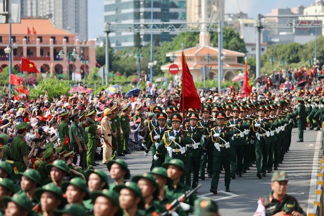 Tổng duyệt diễu binh, diễu hành 50 năm ngày thống nhất non sông: Tiêm kích Su-30MK2 thả bẫy nhiệt khi tiến vào TPHCM - 7