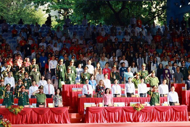 Tổng duyệt diễu binh, diễu hành 50 năm ngày thống nhất non sông: Tiêm kích Su-30MK2 thả bẫy nhiệt khi tiến vào TPHCM - 30