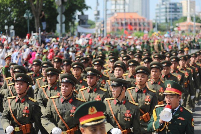 Tổng duyệt diễu binh, diễu hành 50 năm ngày thống nhất non sông: Tiêm kích Su-30MK2 thả bẫy nhiệt khi tiến vào TPHCM - 8