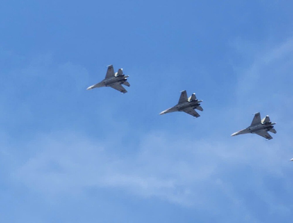 Tổng duyệt diễu binh, diễu hành 50 năm ngày thống nhất non sông: Tiêm kích Su-30MK2 thả bẫy nhiệt khi tiến vào TPHCM - 23